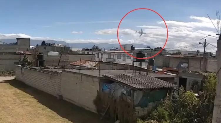 VIDEO: Se desploma avioneta cerca del Aeropuerto de Toluca y deja varios muertos