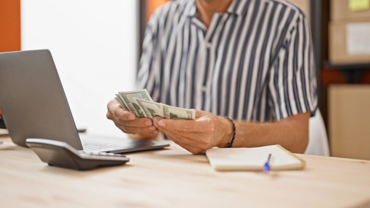 Una persona cuenta dinero
