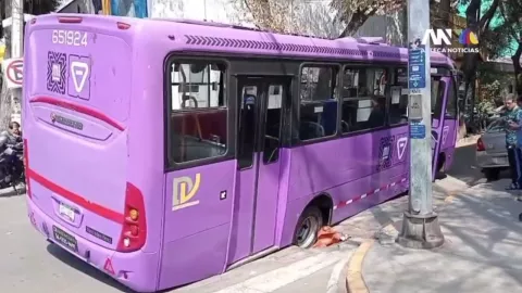 VIDEO: Registro sin tapa provoca caída de camión de pasajeros en CDMX