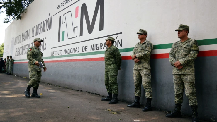 Imagen de archivo. Militares asignados a la recién creada Guardia Nacional vigilan la estación migratoria Siglo XXI, en Tapachula, México. 23 de mayo de 2019. Imagen: Reuters