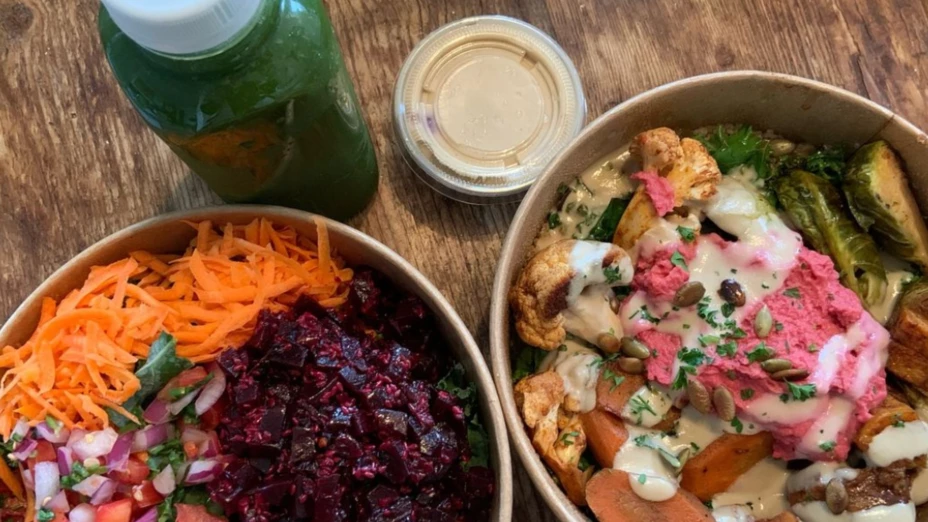 Dos abundantes platos de comida vegana