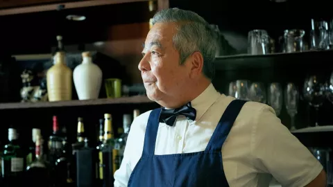 abuelito empleado en una cantina o restaurante-bar