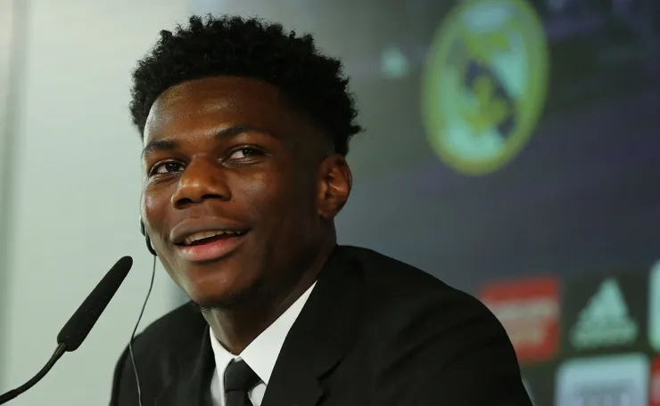 Aurélien Tchouaméni en conferencia de prensa de su presentación con el Real Madrid