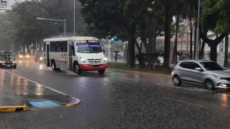 ¡Precaución! Aumenta potencial de lluvias y tormentas en Veracruz por frente frío, vaguada y onda tropical