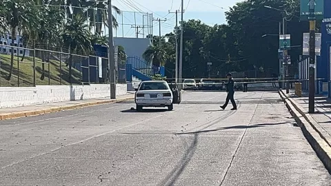 Asesinan a un hombre dentro de un carro blanco en Ciudad Universitaria, en Culiacán
