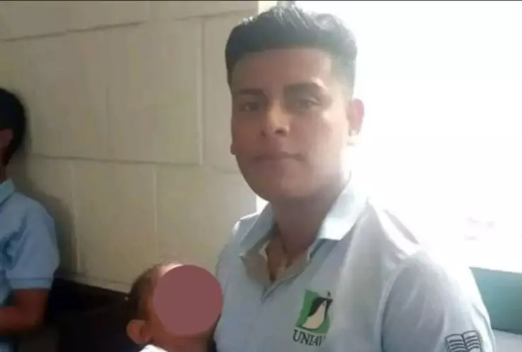Joven papá toma clases con su hija pequeña en brazos_ FOTO