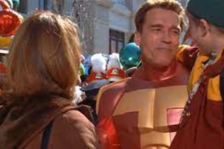 Escena de la película ‘El Regalo Prometido’ (Jingle All The Way) por Azteca 7.