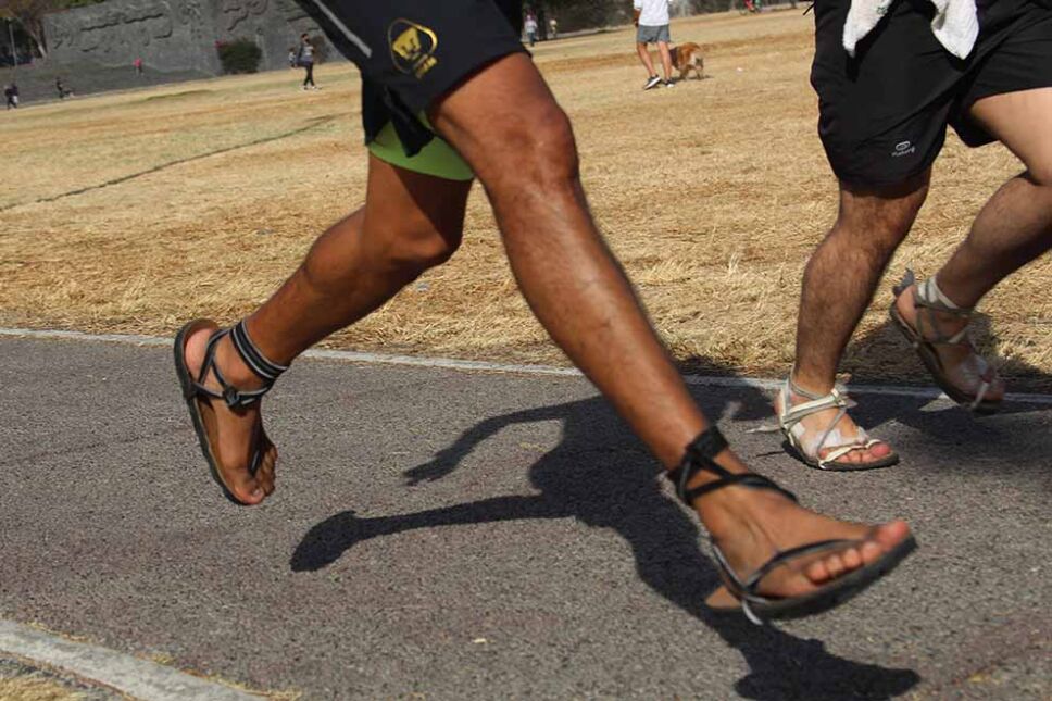 B00GTL UNAM-Maratonista carrera en sandalias (3).jpg