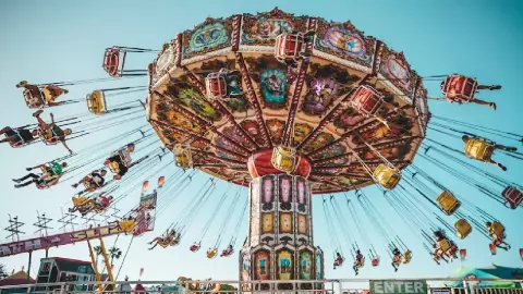 VIDEO_ Mujer sale proyectada de en sillas voladoras en juego mecánico y sufre lesión cerebral