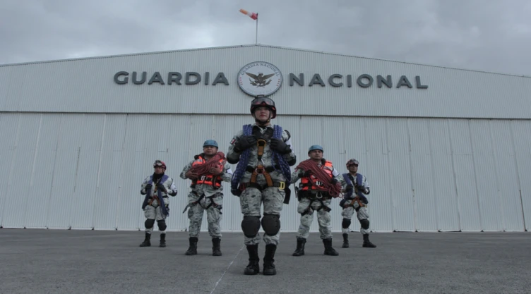 Elementos de la Guardia Nacional frente a sede