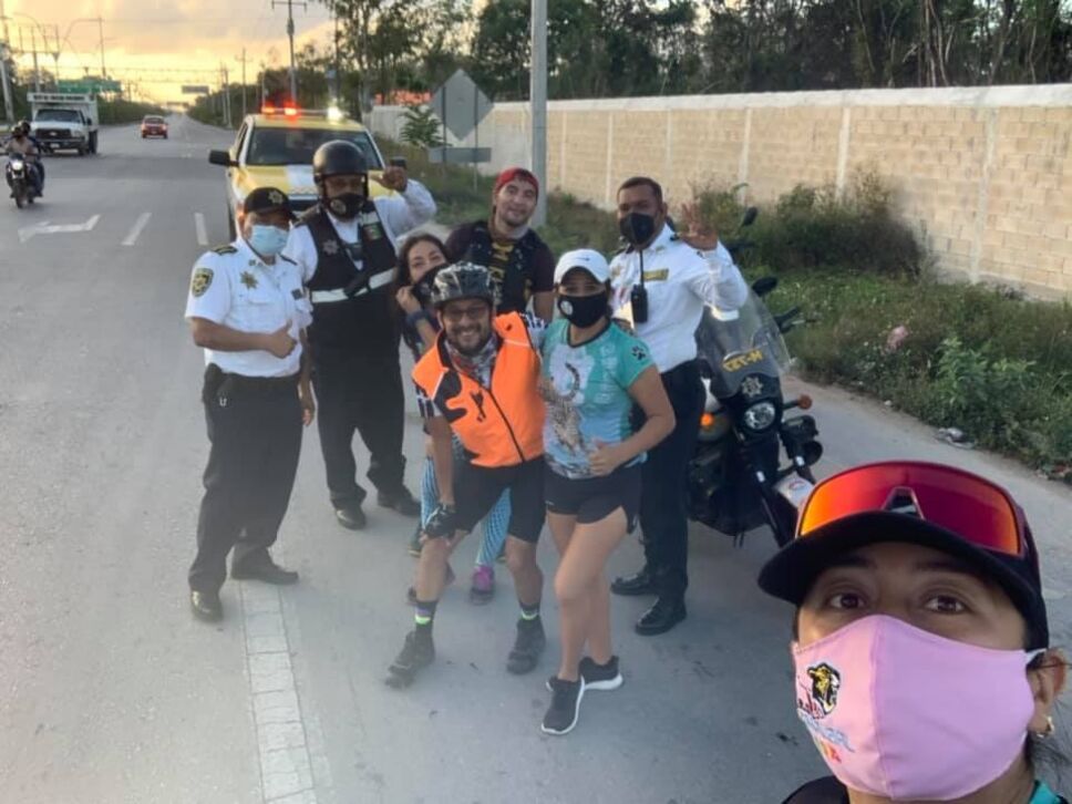 Mexicano cumple su sueño de niño y recorre el país en bicicleta