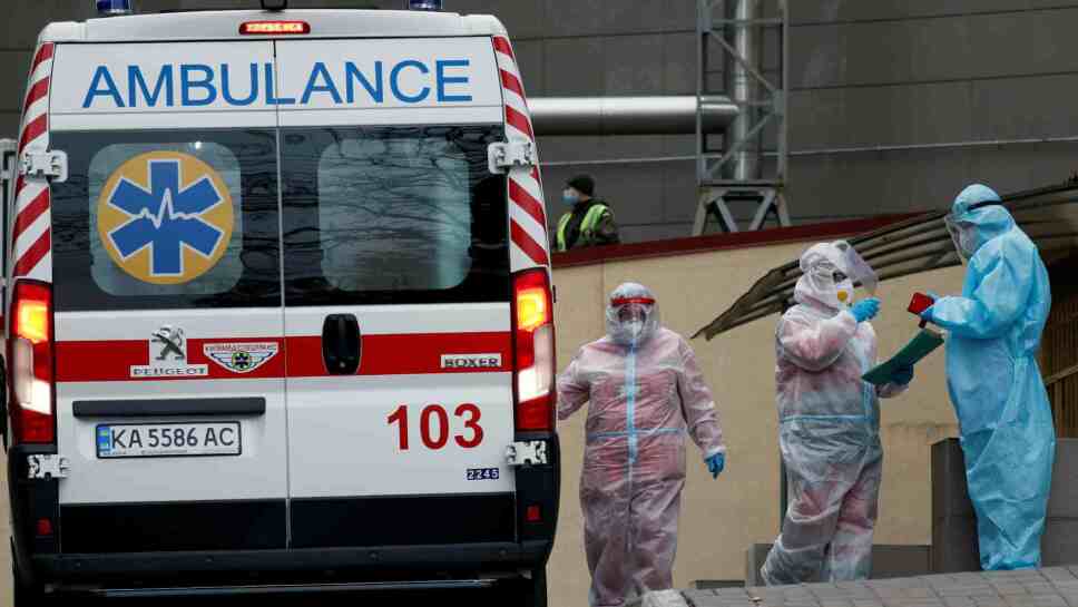 Diez personas mueren en incendio hospital de COVID-19