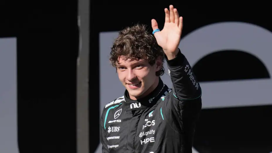 Kimi Antonelli. de Mercedes, celebra tras ganar el Gran Premio de España.