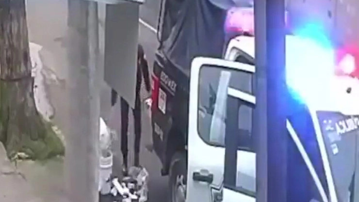 Policías de Coacalco son grabados tirando la basura de su patrulla en vía pública| VIDEO