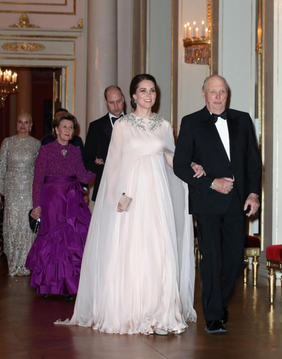 Kate escogió un diseño bellísimo de Alexander McQueen en su visita diplomática a Noruega y para la cena de gala con los reyes de la nación Foto Especial