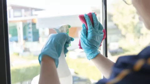 C&oacute;mo limpiar los cristales para que no queden huellas con 4 ingredientes