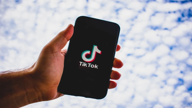 Muere niño de 11 años tras realizar reto viral de TikTok de nombre ‘Chroming’