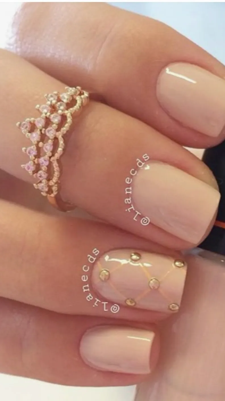 19 ideas de uñas rosas con brillos cortas y largas