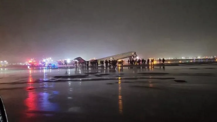 Impacto en pista de LaGuardia provoca muertes y suspensión de vuelos