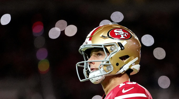 El quarterback de los San Francisco 49ers, Brock Purdy (13), observa durante el último cuarto del partido contra los Washington Commanders en el Levi’s Stadium.