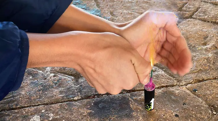 Peligro de quemaduras por fuegos artificiales.
