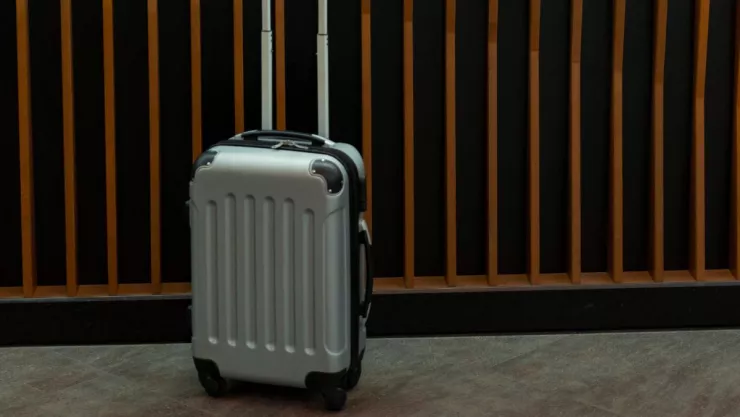 Encuentran encobijado un cadáver dentro de maleta en Las Brisas