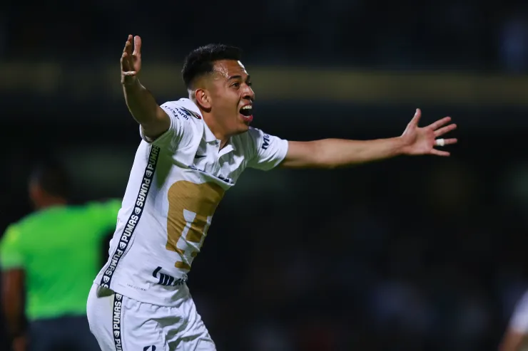 Sebastián Saucedo festeja el tercer gol de los Pumas vs England Revolution.