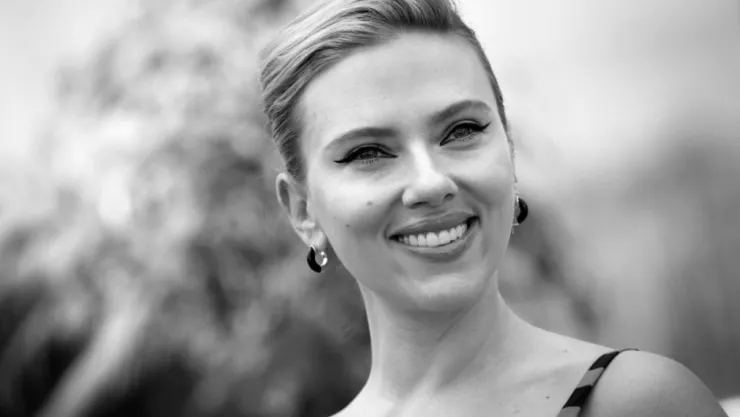 Scarlett Johansson sonriendo