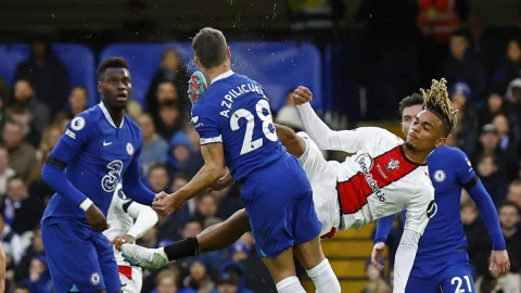 César Azpilicueta recibe una tremenda patada