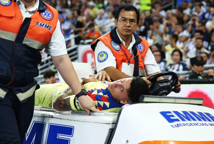 Brian Rodríguez sale en camilla del América vs Rayados