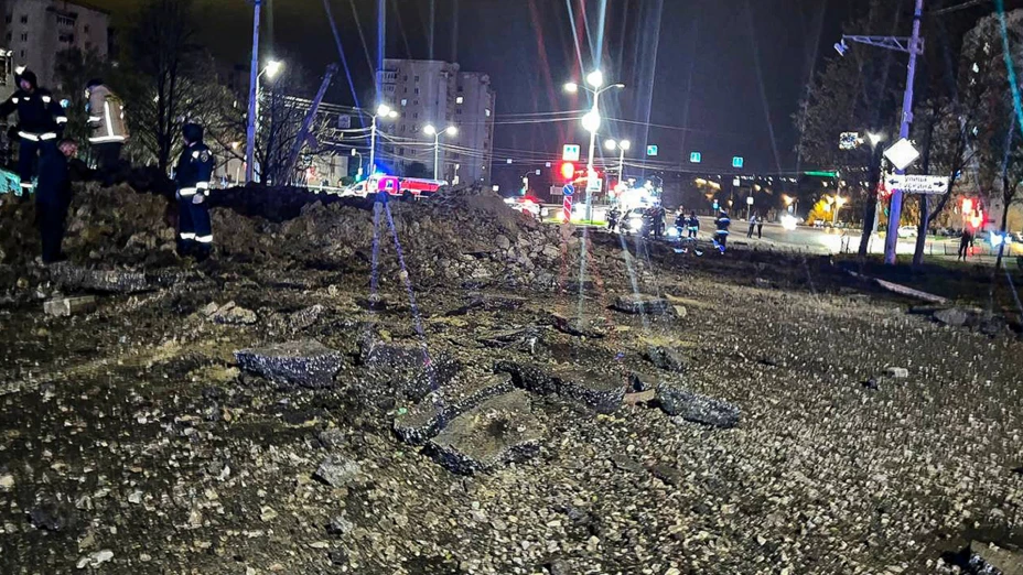 Cráter tras la caída accidental de una bomba desde un avión ruso, en Belgorod.