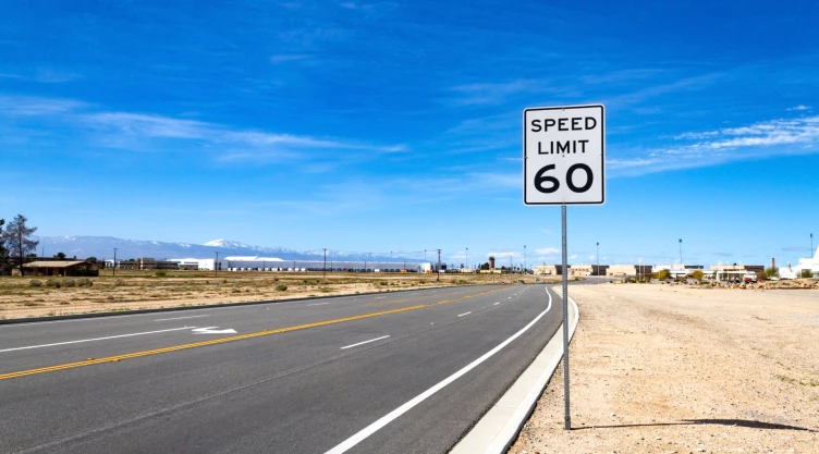 Letrero de límite de velocidad en California