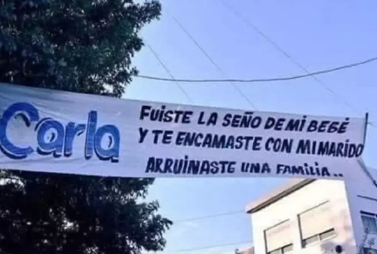 Madre exhibe en escuela a maestra