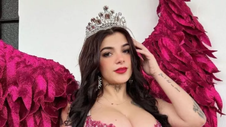FOTO de Karely Ruiz con solo una chamarra de cuero y una tanga roja de espaldas
