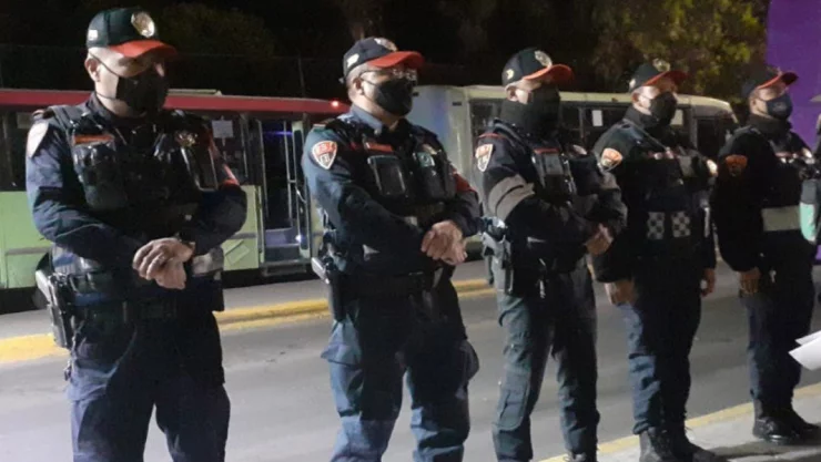 Policía devuelve maleta con 35 mil pesos en plaza comercial de la CDMX