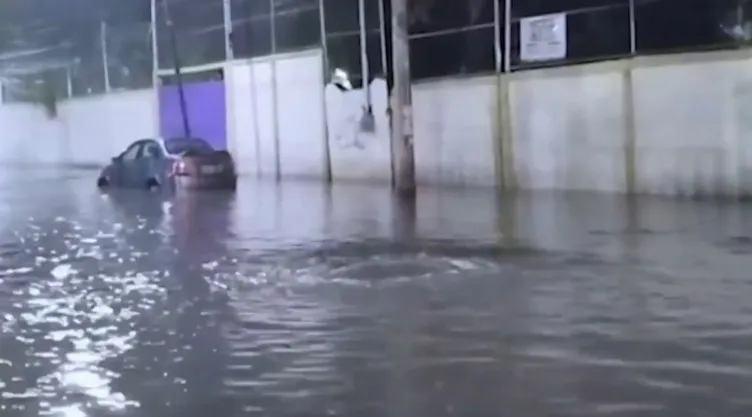 Estragos por diluvio del miércoles 8 de julio dejan inundaciones y árboles caídos en CDMX