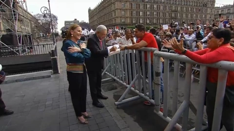 Marcha de AMLO: reciben al presidente a las afueras de Palacio Nacional 