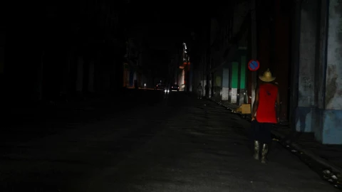 Ciudadanos en la oscuridad en Cuba.