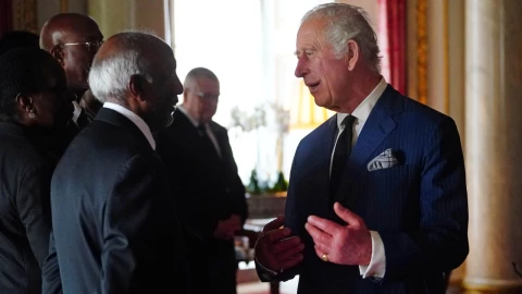 rey Carlos III manos hinchadas edema