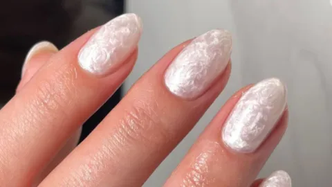 diseño de uñas griegas aperlado
