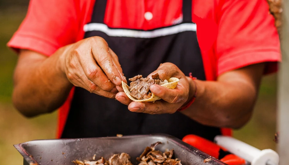 Un taquero se volvió viral en redes sociales tras ser captado luciendo tenis de 15 mil pesos en su negocio; internautas aseguran que dedicarse a los tacos deja más ganancias de lo que uno se imagina.