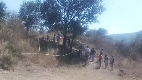 Encuentran comerciante colgado de árbol