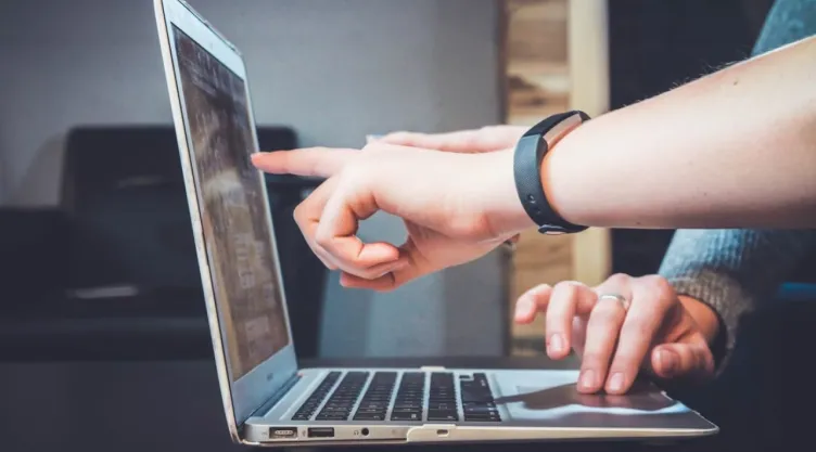 ¿Cómo saber si un video está hecho con Inteligencia Artificial? Señales clave
