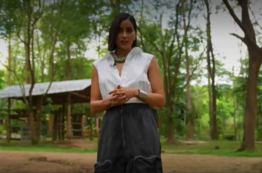 A medida que nos acercamos al final de Abandonados, la presencia de Paola permanece con nosotros. Nos hemos quedado con un repertorio de looks que reflejan no solo la moda asiática, sino también su personalidad y estilo.