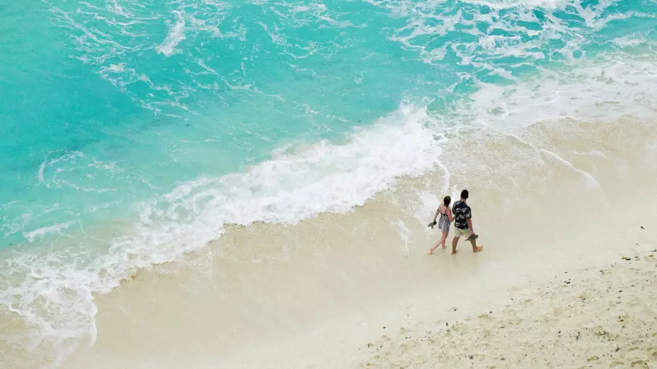 Playas sin sargazo en Quintana Roo: Ideales para familias en vacaciones; según red de monitoreo. En la imagen se observan unos turistas que disfrutan de las playas de Cancún en México.