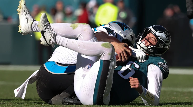 El linebacker de los Carolina Panthers, Devin Lloyd (55), derriba al quarterback de los Philadelphia Eagles, Tanner McKee (16), durante el tercer cuarto en el Lincoln Financial Field.