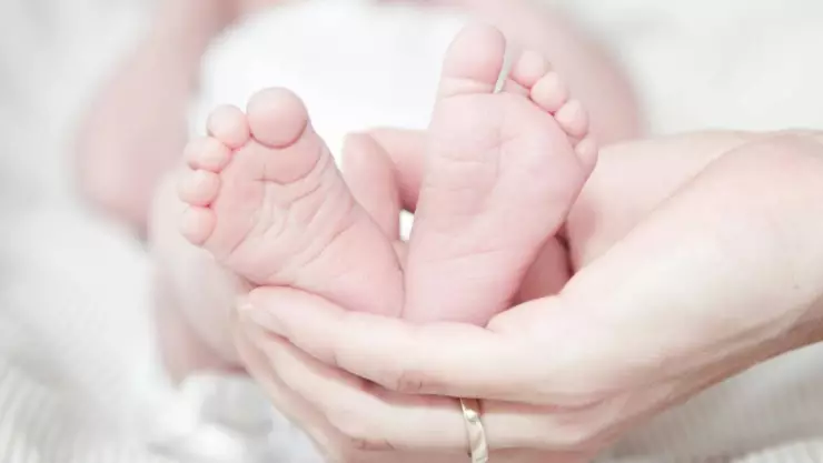 ¿Bebé de piedra? Mujer muere en cirugía; tenía un feto calcificado de casi 30 años