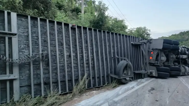 Se registra volcadura de tráiler en José María Morelos; hay tráfico.jpg