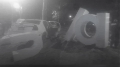 Automovilista protagoniza aparatoso accidente y destroza letras turísticas de Capula