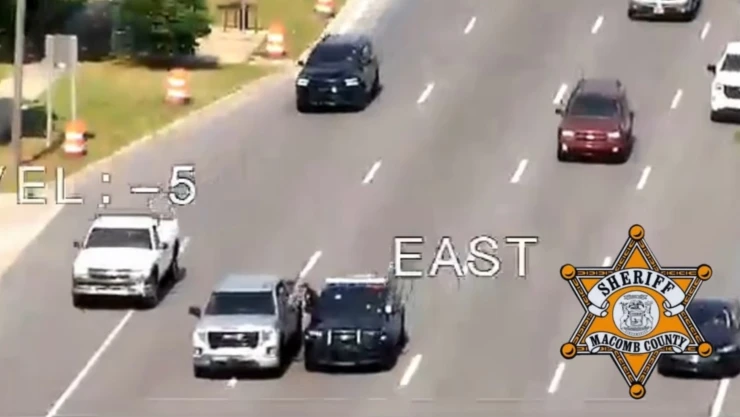 policía-salta-a-auto-en-movimiento-salvar-conductor-infarto-en-michigan-video